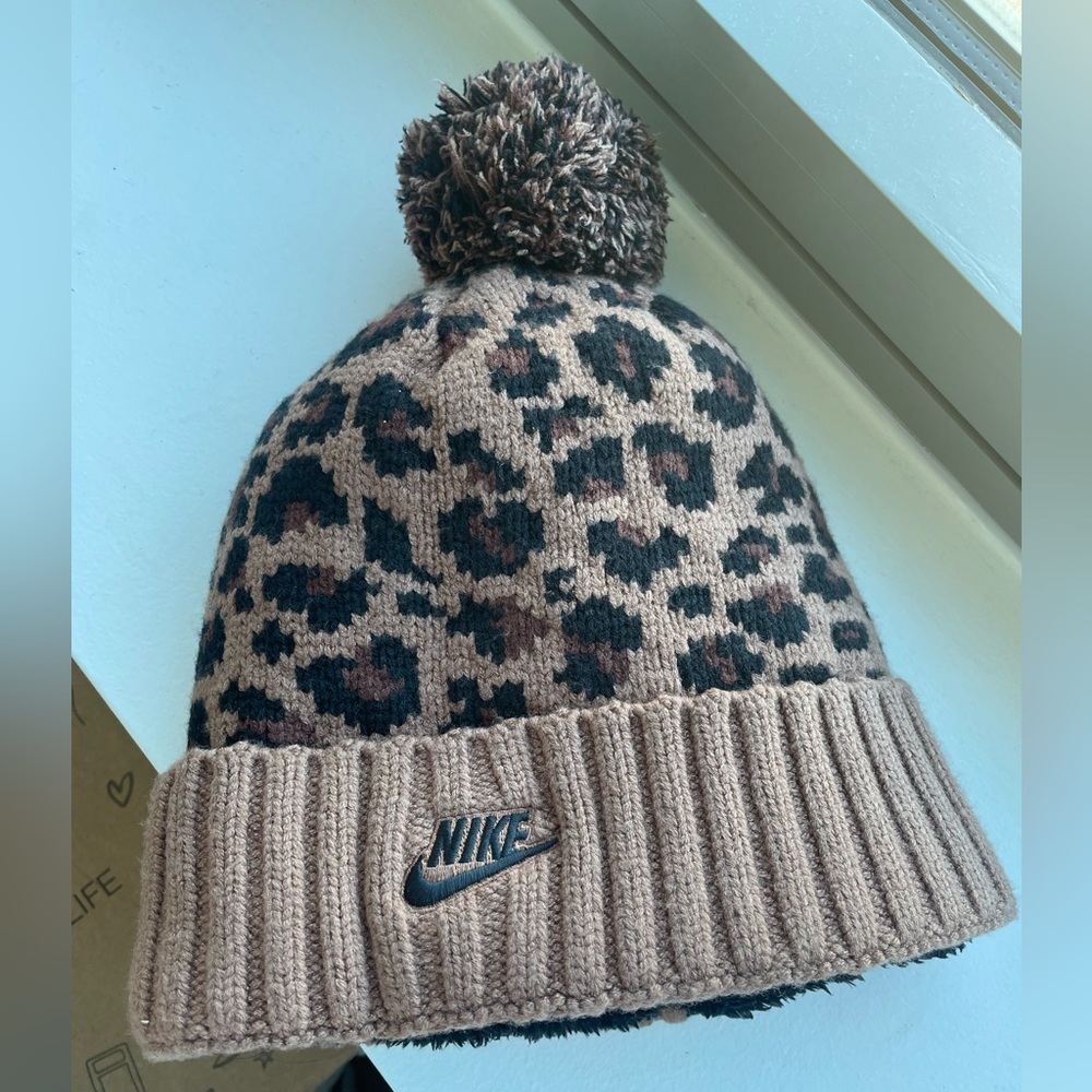 Nike leopard print pom pom cuffed, fleece lined hat - Picture 5 of 6